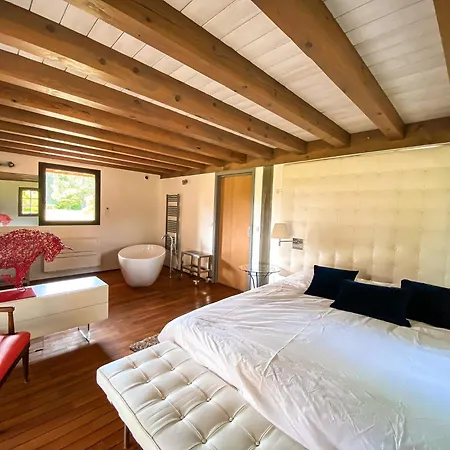 Holiday home Maison De Charme A Avec Jardin Et Terrasse Mezos